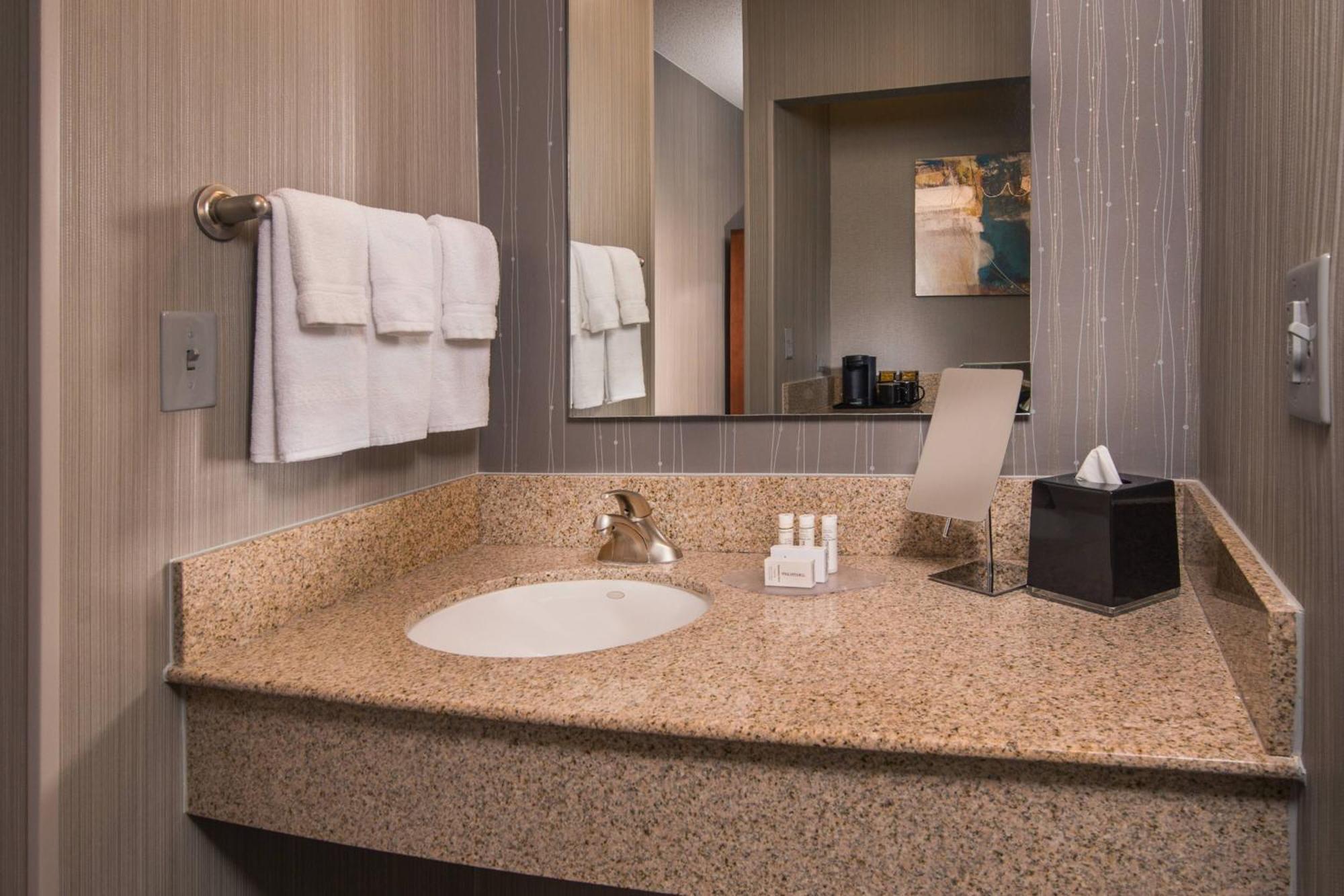 Courtyard By Marriott Dulles Airport Chantilly Exterior photo